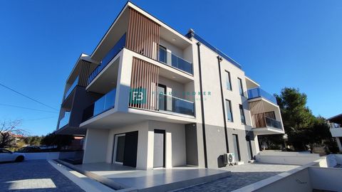 Location: Šibensko-kninska županija, Vodice, Srima. SRIMA - For sale, a new luxury apartment on the ground floor in an exceptional location, in the 2nd row to the sea, next to the beach itself! Residential building with a total of 8 luxury apartments...
