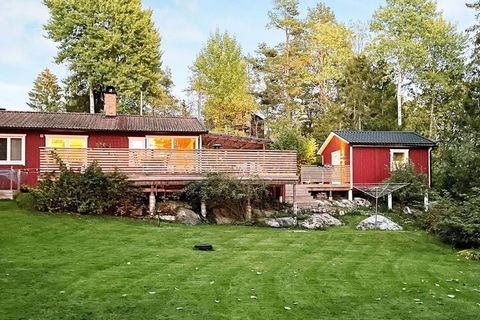 Welcome to this comfortable house with sauna in Brottby just outside Stockholm. Here you live comfortably, rurally and with privacy, with the bath around the corner but also close to the heart of the capital with many activities. The cottage is comfo...