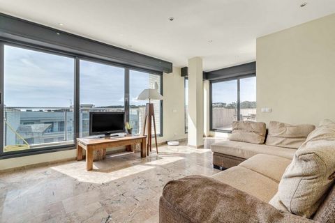 LLORET DE MAR, FANALS: Ce très bel appartement au 6ème étage est situé à 900 mètres de la mer, à 100 mètres des supermarchés. Il a une très bonne localisation. Cette luxueuse résidence offre de nombreux services tels qu'une salle de cinéma, une salle...