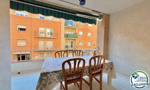 Encantador apartamento en el centro de Roses, a escasos metros del mar y una gran oferta de comercios y restaurantes. La propiedad cuenta con una superficie de 97mÂ², distribuidos en un amplio salÃ³n-comedor con chimenea y acceso a una espaciosa terr...