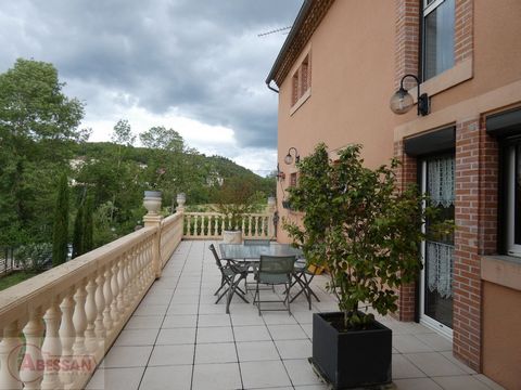 TARN (81) For sale at the foot of Cordes-sur-ciel this superb residence, very bright, offering great comfort with spacious spaces (living room of 73m² with fireplace/insert), a terrace with a magnificent view of the medieval city. Outside, a wooded p...