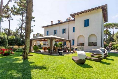 Villa Duchi Caffarilli Gucci zum Verkauf, nur wenige Minuten von Forte dei Marmi entfernt. Im renommierten Touristenort Ronchi, nur wenige Kilometer von Forte dei Marmi entfernt, befindet sich eine majestätische, prestigeträchtige Villa direkt am Mee...