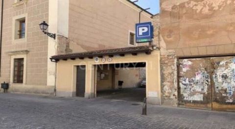 ¿Quieres comprar plaza de parking en Segovia? Excelente oportunidad de adquirir en propiedad esta plaza de parking con una superficie de 13,75 m² ubicada en la localidad de Segovia, provincia de Segovia. Dispone de buenos accesos, maniobrabilidad y e...