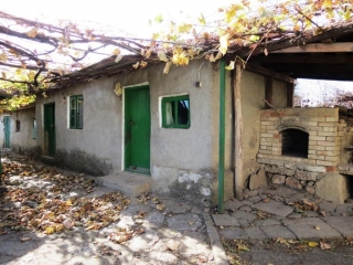 Price: €43.000,00 District: Dobrich Category: House Area: 105 sq.m. Plot Size: 1460 sq.m. Bedrooms: 3 Bathrooms: 1 Location: Countryside We are pleased to offer this partly renovated house, set on a plot of around 1460 sq.m. of land in a well organiz...