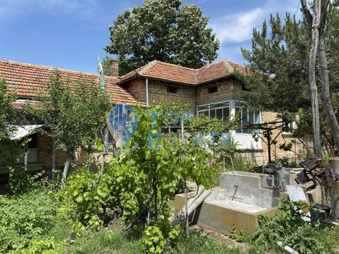 Top Estate Real Estate le ofrece una casa de ladrillo con un pozo y edificios agrícolas en el pueblo de Pavel, región de Veliko Tarnovo. El pueblo se encuentra a 13 km al noroeste de Polski Trambesh, a 22 km al sureste de la ciudad de Svishtov y a 50...