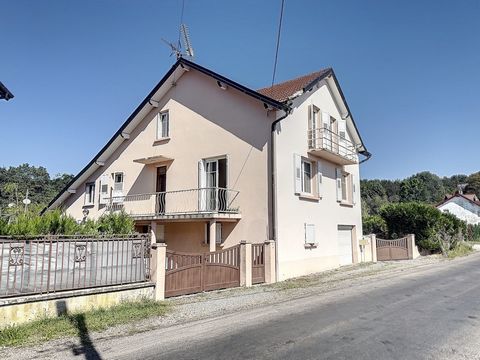 Champagney (70), Marktstadt mit Geschäften, Schulen und Hochschule In der Nähe des Zentrums Manuel freut sich, dieses schöne Haus von 226 m2 mit der Möglichkeit zu präsentieren, mehrere Unterkünfte zu machen. Es besteht aus einem Eingang, einer ausge...