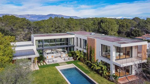 Located within the most prestigious domain of Mougins, close to golf courses and international schools, secured 24/7 with a guard. This magnificent new contemporary property is situated on a flat plot of 2,800 m2 in absolute tranquility. The villa, o...