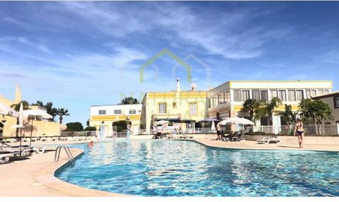 Elegant townhouse in a resort with a pool and various amenities, just a 10-minute walk from São Rafael Beach. Charming T1+1 duplex townhouse located in a gated community in the prestigious resort near São Rafael Beach, Albufeira. Just a 10-minute wal...