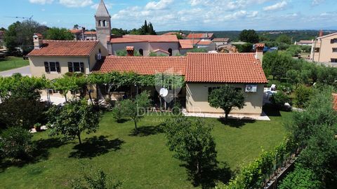 Location: Istarska županija, Marčana, Marčana. Marcha, charmantes Haus in der Nähe des Meeres Zum Verkauf steht ein charmantes Einfamilienhaus im Herzen eines malerischen Dorfes am Meer. Dieses einzigartige Anwesen erstreckt sich über ein großzügiges...