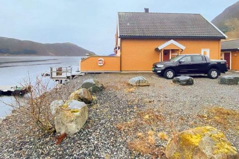 Ferienhaus in ansprechend maritimer Umgebung, direkt am Meeresufer mit Panoramablick zum Wasser und zur Fjordlandschaft. Das Ferienhaus ist hochwertig ausgestattet sowie hell und freundlich eingerichtet. Offene Küche mit Wohnzimmer für das Familienle...