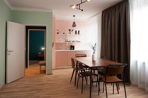 Te apartamenty wakacyjne w Linzu mieszczą się w typowym kompleksie mieszkalnym z lat 50. XX wieku, na obrzeżach dzielnicy ratuszowej w Linzu. Promenada nad Dunajem znajduje się tuż za rogiem, podobnie jak centrum Linzu i wiele jego głównych atrakcji ...