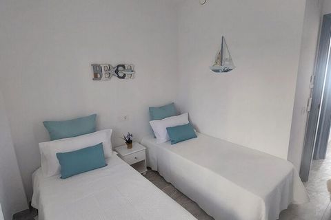 Plus de détails bientôt ! Échappez-vous à la vibrante ville côtière d'Alicante et détendez-vous dans cette charmante maison de vacances, parfaite pour une escapade relaxante en famille ou entre amis. Nichée dans un quartier résidentiel serein, cette ...