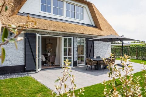 In deze vrijstaande luxe ingerichte villa met rieten dak kan je heerlijk genieten van alle rust en ruimte om je heen. De villa ligt zeer centraal op Texel op loopafstand van het strand (paal 17) en het bos. Houd je van fietsen? Bij de villa is een op...