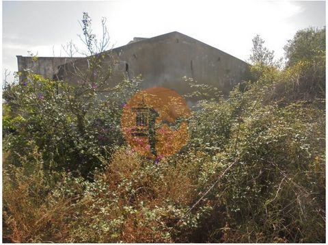 If you are looking for a rural property with construction potential in a quiet and sunny area in the Algarve, we have the perfect plot for you. This rustic and urban land has a total of 11,620 m2 and is located just 2 km from Moncarapacho and 5 km fr...