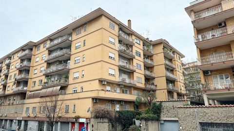 VIA SESTO FIORENTINO - 3 pokoje - wysokie piętro Coldwell Banker oferuje na sprzedaż ten piękny apartament w dzielnicy mieszkalnej Magliana, jednej z najbardziej dynamicznych i dobrze obsługiwanych w Rzymie. Nieruchomość jest w doskonałym stanie i zn...