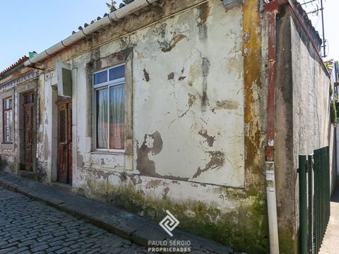 Gemeinsamer Verkauf von zwei Häusern - Vila Nova de Gaia (Santa Marinha) - mit Land von 554,85m2. Immobilien in Ruinen mit der Möglichkeit, nach der PDM, ein Gebäude zu bauen, eine unabhängige Wohnung oder Sanierung von Wohnungen zu bauen. Sie befind...