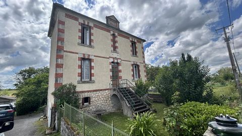 House dating from the 1920s in need of renovation (subject to necessary permissions), just a stone's throw from Baignes-Sainte-Radegonde and its amenities (school, doctor, supermarket, etc.). It has 93 m² of living space and is arranged as follows: -...