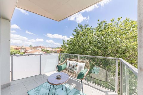 Incredible opportunity in Parets del Vallès! This bright apartment with 3 bedrooms and 2 bathrooms, featuring a spacious terrace, is the perfect combination of comfort and style. With a privileged location and high-quality finishes, this home offers ...