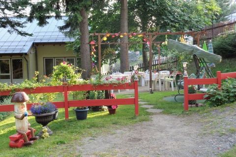 La nostra classe La pensione vi offre questo bellissimo appartamento per vacanze con colazione per 1-4 persone in un'atmosfera familiare e tipicamente Erzgebirge.