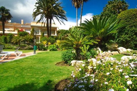 Casa adosada en primera línea (160m2) en Nueva Milla de Oro, jardín privado con salida directa a la playa, dos terrazas (21m2 cada una), vistas al mar, piscina comunitaria, sauna