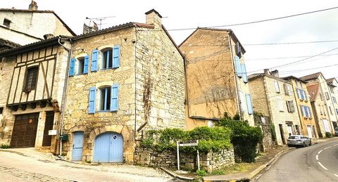 Située dans le pittoresque village médiéval de Caylus, cette maison de 72 m² et deux chambres offre un cadre idéal pour une vie paisible. Voici ses caractéristiques principales : - surface habitable : 72 m² - garage : 40 m² - terrasse : 13 m² - chamb...