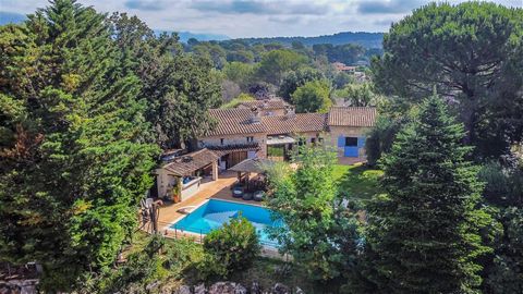 Magnificent equestrian property with stables and annexes Discover this sumptuous 1 hectare property nestled in the heart of a natural park in the Alpes-Maritimes, offering an exceptional living environment combining elegance and comfort. The main fre...