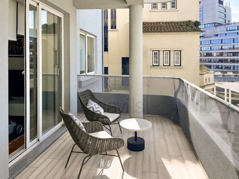 Apartment located in the Boa Nova Residences building, which was born from the rehabilitation of an art-deco work by the renowned architect Januário Godinho, protagonist of the Portuguese modernist movement. It is less than a 3-minute walk from the P...