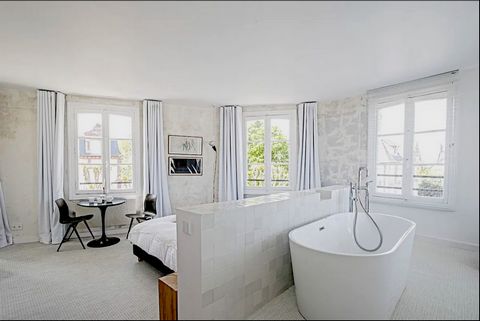 **** EXCLUSIVITE NORMANDY IMMOBILIER VILLERS SUR MER **** Au coeur du centre ville, coup de coeur pour ce F1 atypique entièrement rénové dans un petit immeuble de 5 lots rénovés en 2022. Pièce de vie lumineuse avec salle de bains ouverte, kitchenette...