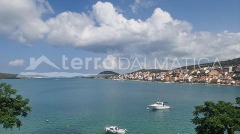 A pleasant one-room apartment in Tisno is for sale. It is located directly by the sea, on the first floor of a smaller residential building. The apartment has an area of ​​43 m2 and consists of an open kitchen, living room and dining room with access...