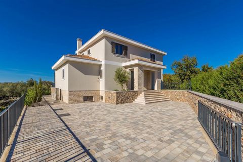 Maison de luxe avec vue panoramique sur la mer dans la très populaire Malinska sur l'île de Krk ! La distance de la mer est de 2,5 km. Cette exquise villa individuelle, d'une surface habitable de 320 m², s'étend sur trois étages : sous-sol, rez-de-ch...