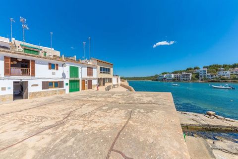 Thanks to its terrace on the third floor of this house equipped with 4 sun loungers, you will be able to enjoy the views of the harbour under the warm sun and its Mediterranean climate. The entrance of the house allows you to take out some chairs and...