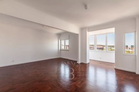 3-bedroom flat in Carnide, Lisbon. Recently renovated, it has a fully equipped kitchen and one of the bedrooms is en suite. It also has excellent sun exposure and unobstructed views over the city and is in an area very well served by all kinds of sho...