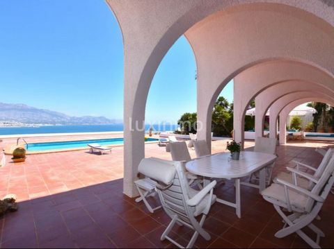 This Mediterranean-style 400m2 villa has a spacious seawater swimming pool in Albir and is one of the most prestigious properties on the entire Mediterranean coast. The sea is under your feet. Provide you with unparalleled panoramic views of the sea....