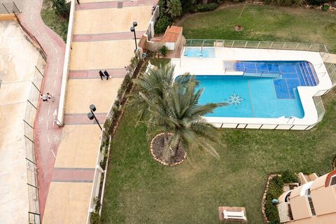 Appartamento con vista sul mare in una delle migliori zone di Fuengirola. Questo alloggio si trova a pochi passi dalla spiaggia, circondato da supermercati e dai migliori ristoranti della città, negozi, luoghi di intrattenimento e vicino al centro st...