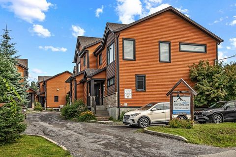 Occasion rare à saisir avec VUE SUR LE MONT STE-ANNE! Grand jumelé cottage 21 x 32 zoné location court terme avec très bon potentiel de revenus (présentement entre 39 000$ et 50 000$ annuellement), offrant aire ouverte, spa, foyer au salon, table de ...