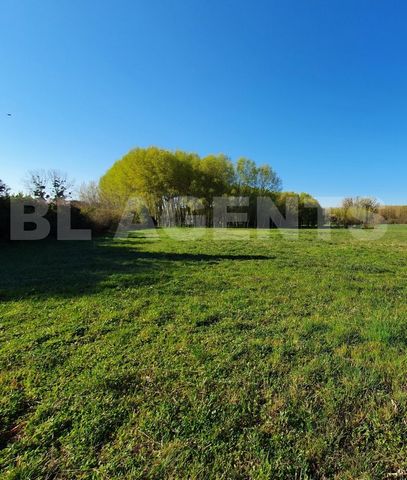 Weniger als 15 Minuten vom Süden von Chinon entfernt, in einer ruhigen Gegend, lädt BL Agents Sie ein, dieses schöne Grundstück von 7.700 m² zu entdecken, von denen 3.803 m² bebaubar sind. Schöne Fassade von 60 m, freie Aussicht, in der Nähe von Gesc...