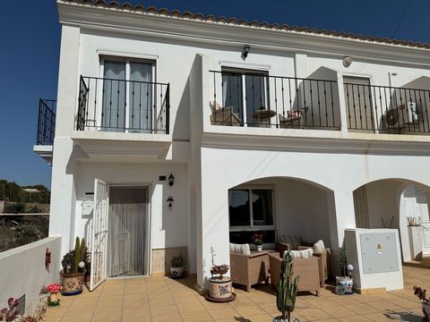 Découvrez la maison de vos rêves dans le paisible village d’Alfaix à Almeria avec ce duplex de 3 chambres, à seulement 15 minutes en voiture des stations balnéaires locales de Mojacar, Garrucha et Vera Playa.  Avec un accès facile directement depuis ...