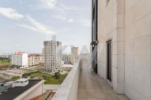 Apartamento de charme e elegância, T5, com 6 assoalhadas, localizado numa das principais Avenidas da cidade de Lisboa, junto da Praça do Areeiro, com excelentes acessos a outras zonas da cidade e uma vasta rede de transportes à disposição, incluindo ...