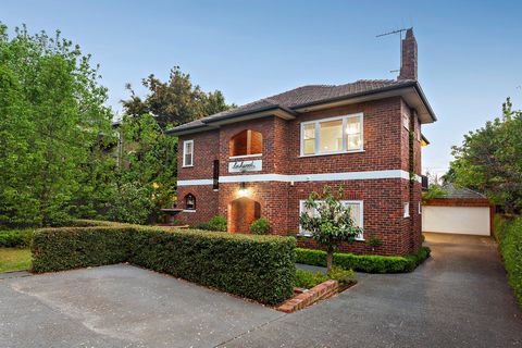 Enchanteresse Art déco mais incroyablement moderne, « Lockwood » est un exemple étonnant de la cohésion harmonieuse de deux époques. Une belle maison en briques de clinker au milieu d’un cadre paysager de 731m2 (environ), la propriété offre la polyva...