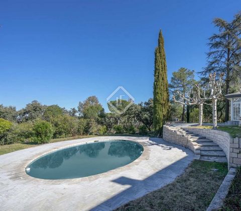 Lucas Fox presents for rent this spectacular villa with an indoor and outdoor pool on a 10,000 m² plot . The classic-style villa is located on the main street, very close to the renowned Plaza de la Moraleja, Madrid. This wonderful villa stands out f...