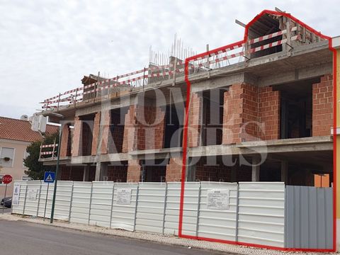 Townhouse typology T3 + 1, under construction, with completion scheduled for spring 2024, located in the Corte-Real Development, in Sarilhos Pequenos, Moita. This is developed in 2 floors plus attic, in which the floor 0 consists of a living room wit...