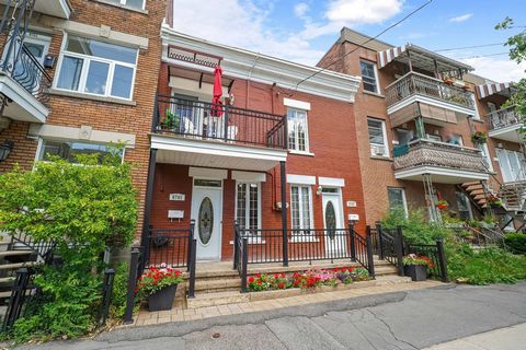 Superbe maison duplex clé en main à 2 étages, de 2 chambres à coucher et 1 salle de bain et un grand salon de 26 pieds et un bachelor 3 1/2 au premier étage est idéalement située au coeur d'un quartier très en demande, à Rosemont-Petite-Patrie. Proch...