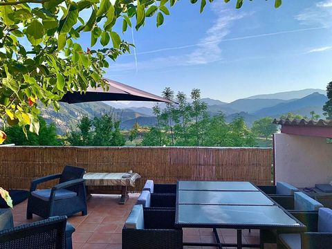 Nichée au pied du Cheval Blanc sur la commune de Draix à 12km de Digne-les-Bains, cette jolie maison de village offrant 90m2 ne manque pas de charme et d' authenticité. Située dans un environnement propice au calme et à la détente vous trouverez au r...