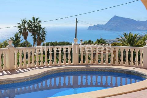 Villa située dans la Sierra de Altea, à seulement 5/10 minutes en voiture de la plage, du port de plaisance de Campomanes et d’Altea la Vieja, où vous trouverez tous les services essentiels. À 15 minutes du centre d’Altea, dans un quartier calme et e...