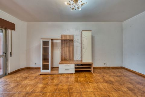 Espaço, Conforto e Conveniência no Coração do Entroncamento Este apartamento T3, situado no 1º andar, combina espaço e funcionalidade por um valor competitivo de 140.000€. Com 115 m² de área bruta privativa, oferece divisões bem distribuídas para o d...