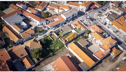 Building with great potential, inserted in a large plot, located in the central area of Quinta do Anjo, Palmela. It is a consolidated urban building, integrated in the urban plan of the Municipality of Palmela, with housing viability, offering multip...