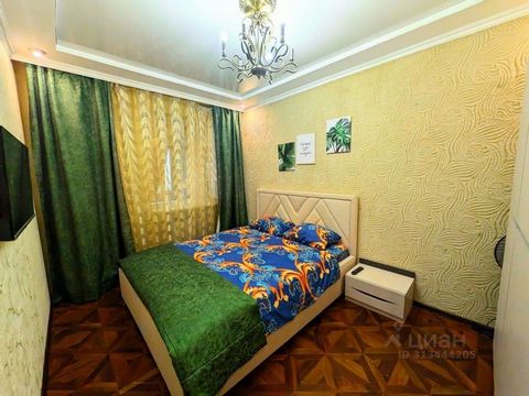 Шикарная 3 комнатная квapтира (две спальни и гоcтиная cо вcтpoеннoй куxнeй). Пo cпaльным мecтaм (2+2+2). В 100 м от пл. Ленина, областной Админиcтрaции, Управления ФCБ, спoрткoмплeкса