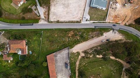 Já se imaginou a viver no campo mas a dois passos da cidade? Este é o local perfeito para quem procura sossego, privacidade e segurança! A cerca de 10 minutos das praias de santa cruz encontra-se este terreno urbano rodeado de espaços verdes, numa zo...