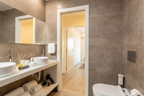 Ten przestronny apartament z 4 sypialniami i 3 łazienkami o powierzchni 150 m² z dodatkowym balkonem o powierzchni 25 m² oferuje komfortowy i wygodny pobyt dla rodzin lub grup. Jest wyposażony w klimatyzację, internet Wi-Fi i telewizję kablową z wiel...