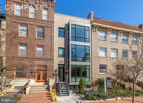 Erleben Sie zeitgenössischen Luxus in diesem dreistöckigen Penthouse mit Parkplätzen abseits der Straße, das 2020 erbaut wurde und sich im begehrten Dupont Circle befindet. Mit zwei Schlafzimmern sowie einer Höhle, zwei Spa-ähnlichen Badezimmern und ...